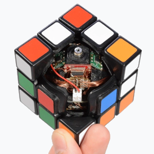 Un cube capable de se résoudre tout seul